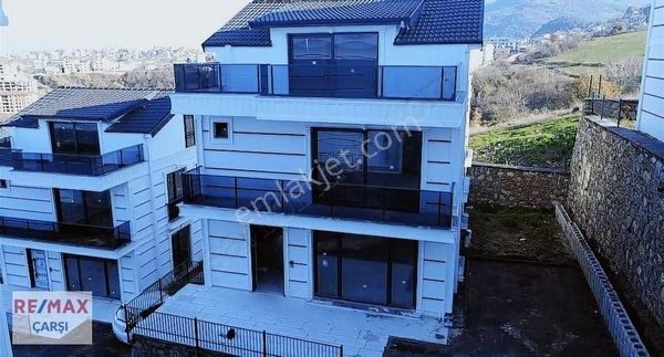 Remax Çarşı Ofisi'nden Başiskele Yuvacıkta 6+1 Satılık Villa