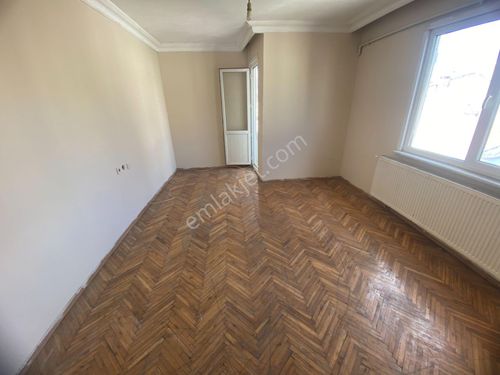 Erarslandan Cadde Üzerinde Kiralık 2+1daire 85m2 Kat5 Metro Ve Metro Büse15 Dakka Boş