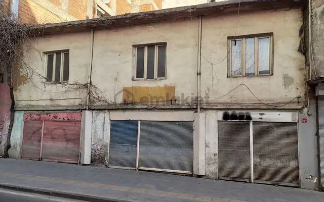 Fatih Caddesinde Müstakil Ev