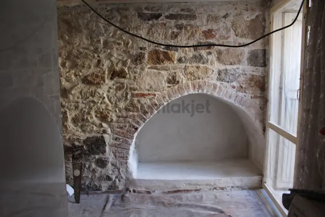 Ayvada'dan Ayvalık Merkez’de 3 Katlı Bahçeli 3+1 Taş Rum Evi 4