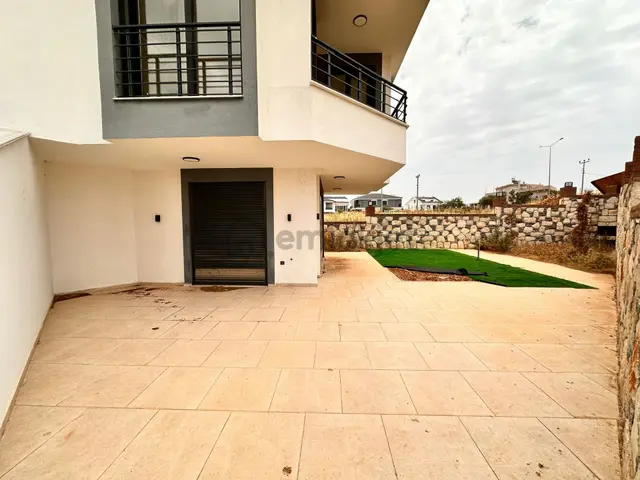 Didim Hisar Mahallesi Yuvakur Emlaktan Acil Satılık 3+1 Villa Bahçeli Havuzlu Köşe Başı 3
