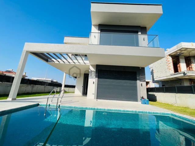Sahıle Yakın-özel Havuz/otopark-yerden Isıtma-ultra Lüx-akıllı Ev-300 M2 Bahçe-tamamı Müstakil 5