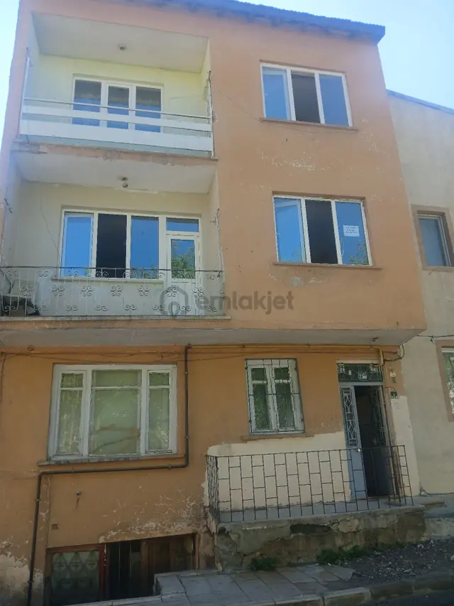 Erzurum Merkezde Satılık 3 Katlı Bahçeli Bina Kat Karşılığı/ 3