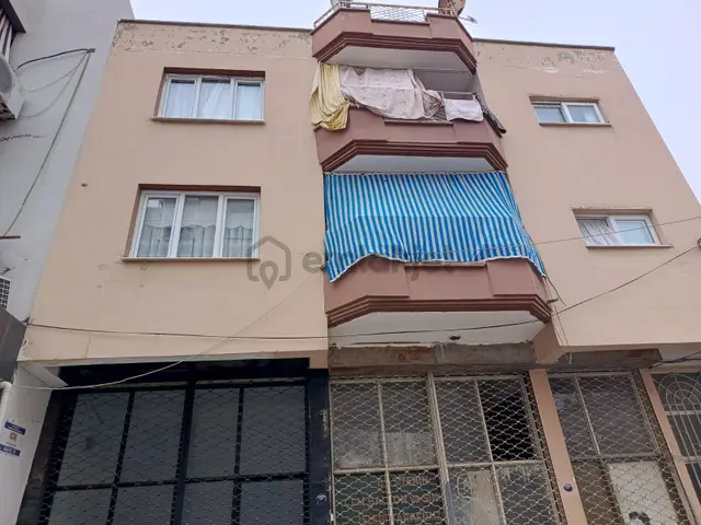Yenigirne Postaçılar Da Satılık 3 Katlı Bina 2 Daire 2 Dükkan 122m2 3