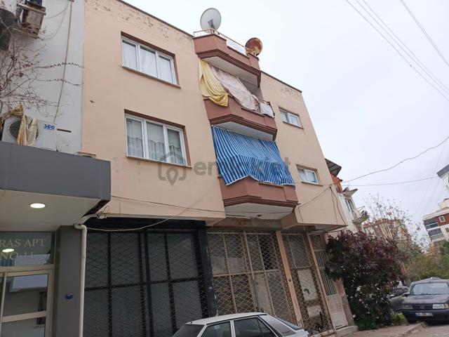 Yenigirne Postaçılar Da Satılık 3 Katlı Bina 2 Daire 2 Dükkan 122m2 4