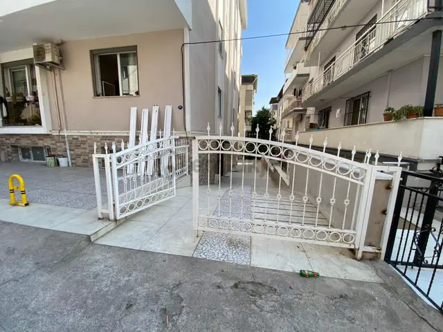 Buca İşçievleri'nde; Konak Ve Şirinyer'e Çok Yakın Kiralık Kullanışlı 2+1 Daire 3
