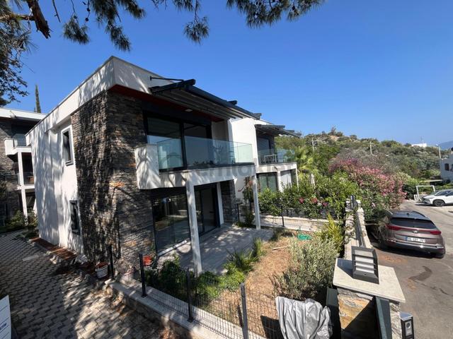 Bodrum Konacık'ta Satılık Bahçe Ve Üst Kat 2+1 Daire 1
