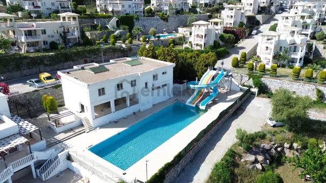 Adabükü Fcc'de Özel Plajlı, Havuzlu Sitede 2+1 Satılık Daire 3