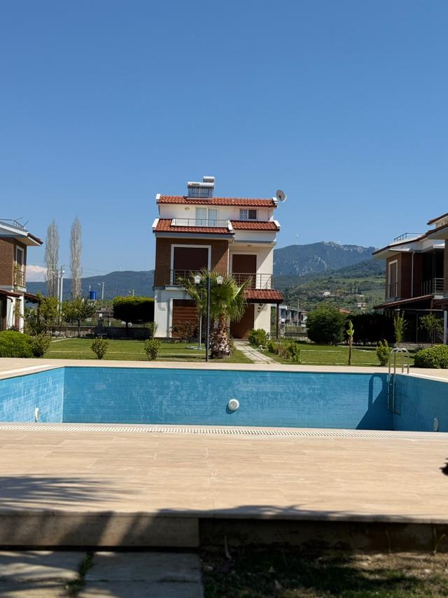 Denize Yakın Havuzlu Sitede Geniş Bahçeli 4+1 Müstakil Villa 5