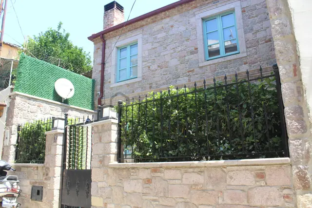 Ayvada'dan Ayvalık Merkez'de Avlulu 2 Katlı 2+1 Taş Rum Evi 1