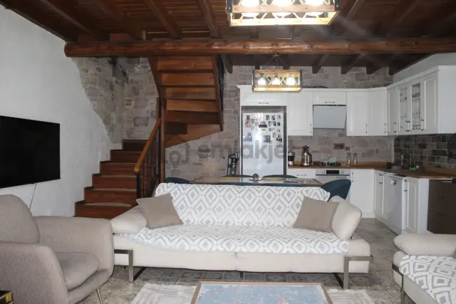 Ayvada'dan Ayvalık Merkez'de Avlulu 2 Katlı 2+1 Taş Rum Evi 5