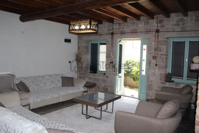 Ayvada'dan Ayvalık Merkez'de Avlulu 2 Katlı 2+1 Taş Rum Evi 4