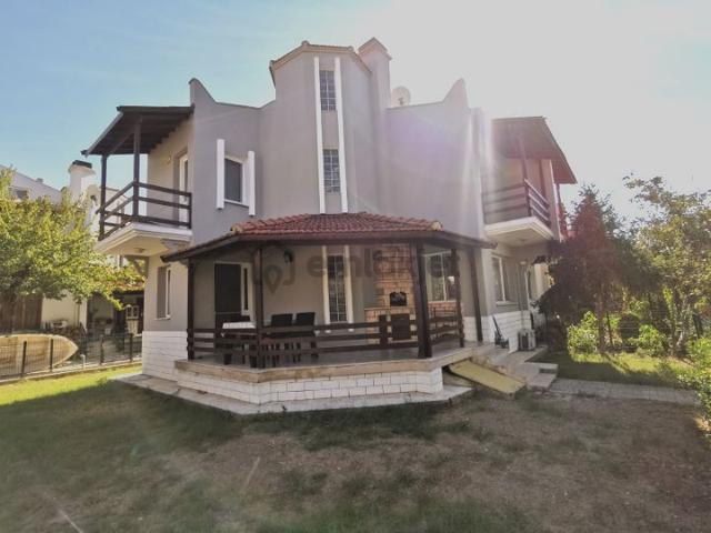 Urla Torasan Nezih Site İçinde Sırt Sırta Müstakil Havuzlu Girişli Tripleks