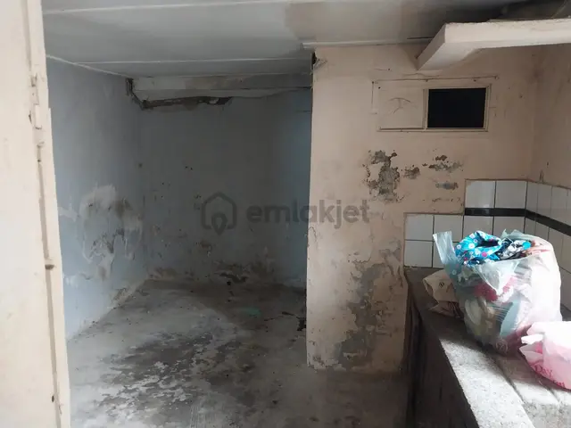 Ayvada'dan Ayvalık Merkez'de Avlulu 2 Katlı 2+1 Kagir Evi 3