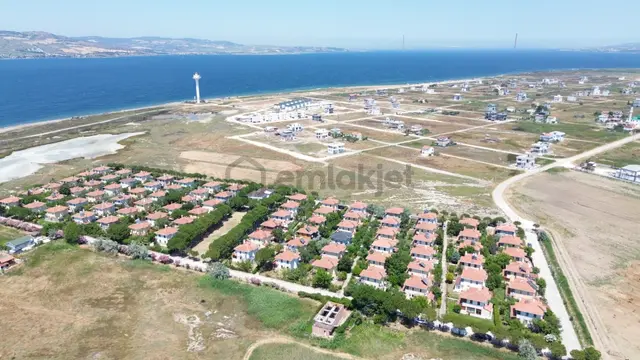 Çanakkale Lapseki Umurbey'de Boğaz Manzaralı, Denize Sıfır Site İçerisinde Müstakil Villa 1