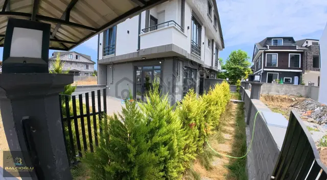 Balcıoğlundan Satılk Denize Yakn Eşyalı Bahçli Lüx Triblex Villa 4