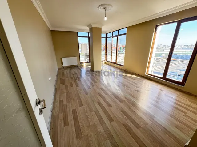 Beylikdüzü Yakuplu'da Ana Cadde Üzerinde 3+2 Satılık Dubleks 4