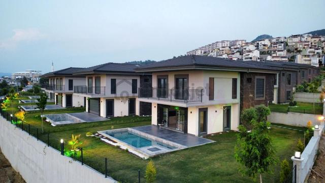 Kuşadası Güzelçamlı Satılık Yeni Geniş Bahçeli Müstakil Villa 1