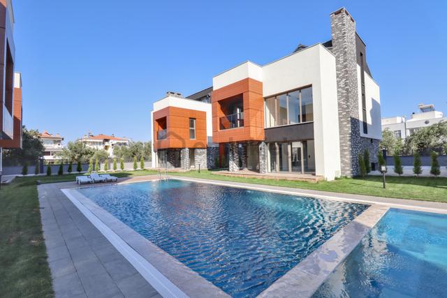 Altınoluk Sahil Tarafında Satılık Havuzlu Sitede 4+1 Müstakil Villa 2