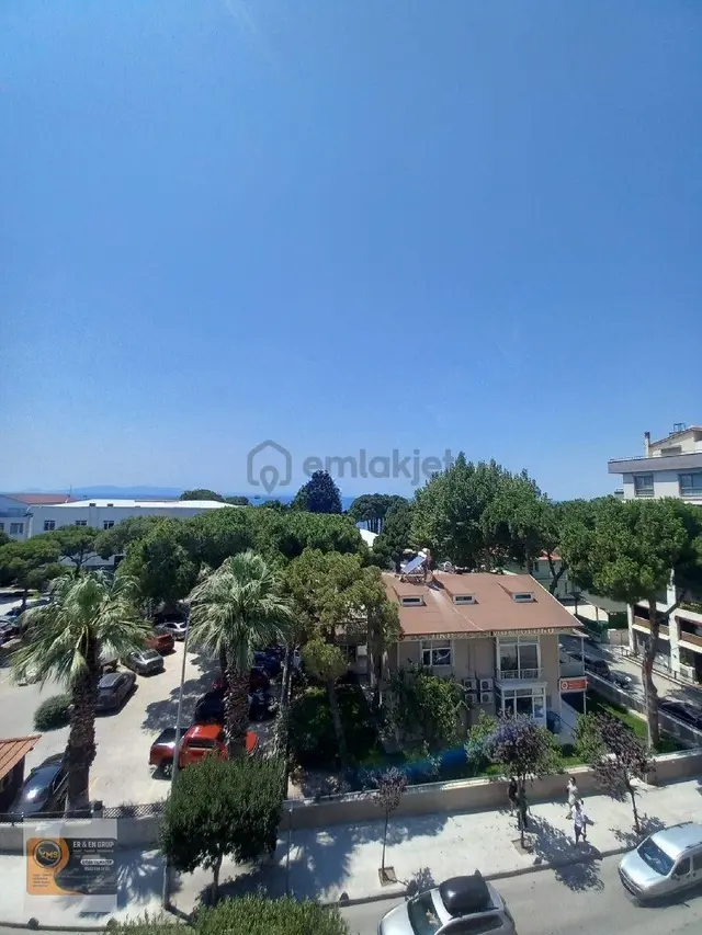 Dikili İsmetpaşa Mahallesi Merkez Ana Cadde Üzeri Kaymakamlık Karşısında Mutfak Ayrı 2+1 Satılık