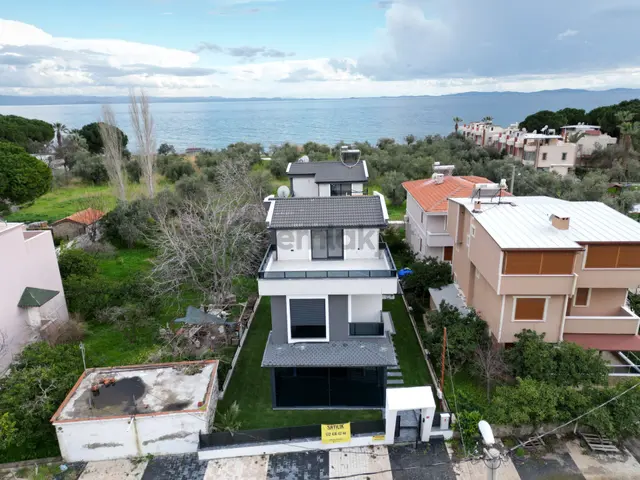 Poyraz Gayrimenkul'den Altınoluk'ta Satılık Sıfır Deniz'e Çok Yakın Villa 1