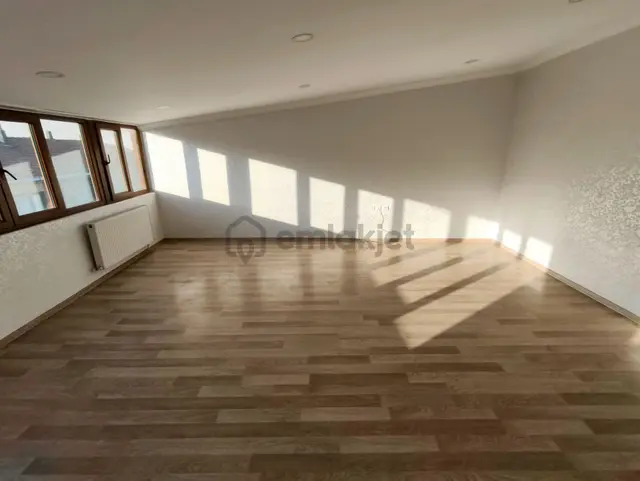 Balcıoğlundan Satılık Krediye Uygun 18 Yıllık 130 M2 Çatı Katı Daire 3