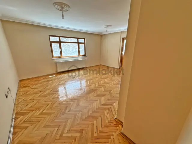 Şafaktepe Mahallesinde Ara Katta Bağımsız Salon 3+1 Satılık Daire 2