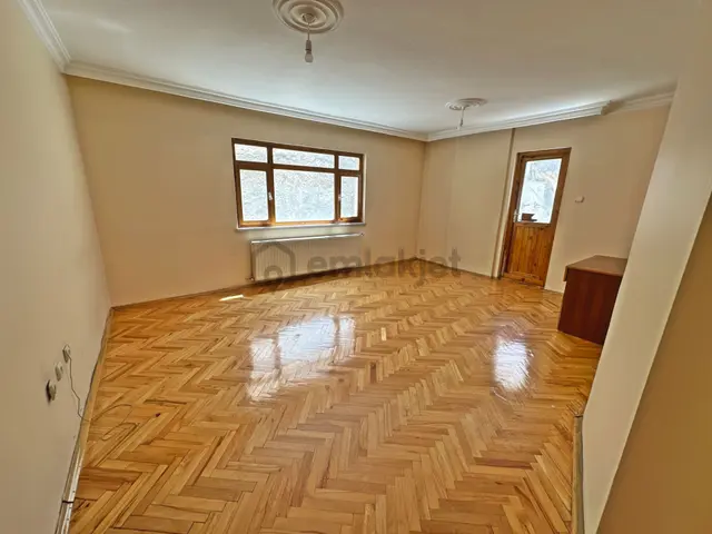 Şafaktepe Mahallesinde Ara Katta Bağımsız Salon 3+1 Satılık Daire 1