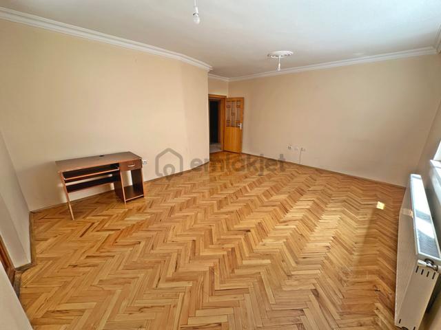 Şafaktepe Mahallesinde Ara Katta Bağımsız Salon 3+1 Satılık Daire 4