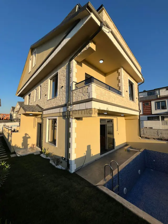Müstakil Bahçeli Havuzlu Manzaralı 4+1 Villa 3