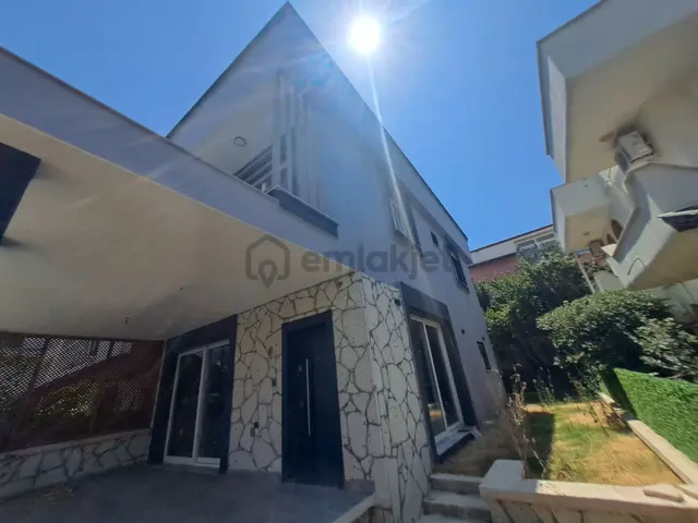 Ürkmez Doğanbey Mahlesinde Ultra Lüks Villa