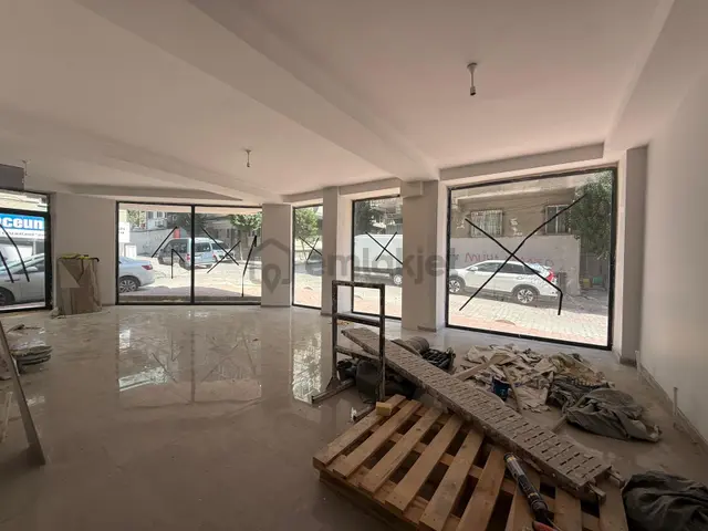 Bahçelievler Soğanlı'da Depolu Bahçe Kullanımlı 400m2 Dükkan 3