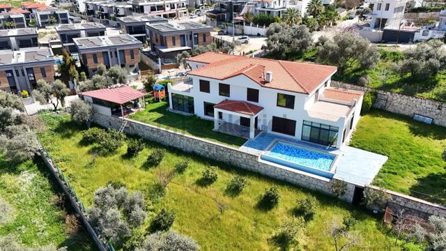 Kuşadası'nın En Gözde Villalarından 2500 M2 Arsa İçersinde Lüks Villa 4