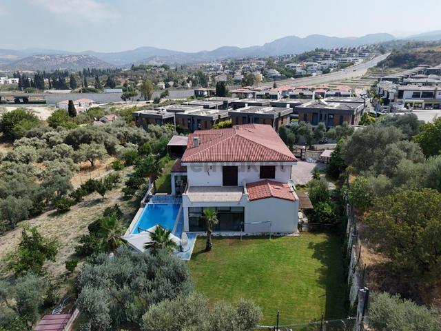 Kuşadası'nın En Gözde Villalarından 2500 M2 Arsa İçersinde Lüks Villa 5