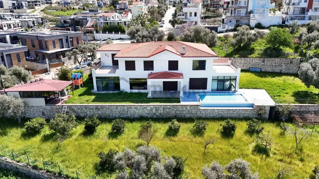 Kuşadası'nın En Gözde Villalarından 2500 M2 Arsa İçersinde Lüks Villa 1