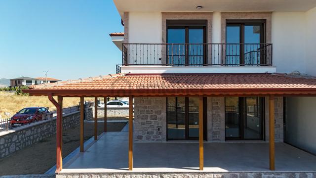 No:10 Gayrimenkul’den Asos Taşı İle Döşenmiş, Tam Müstakil, Denize 200 Metre Villa! 5