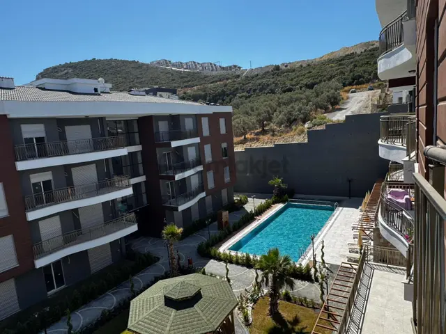 Kuşadası Değirmendere Bölgesi’nde Harika Site İçerisinde Ara Kat 2 + 1 Daire 3