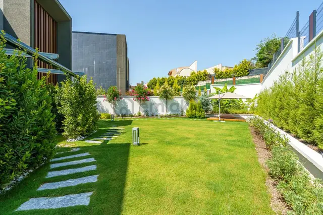 Kuşadası'nda Herşeyiyle Olağanüstü Satılık 4+1 Villa 3