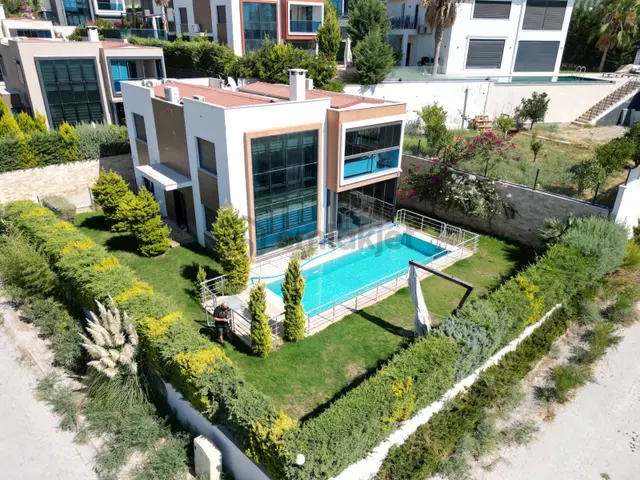 Sahıle-avm'ye Yakın- Manzara-özel Havuz/otopark-500 M2 Bahçe-modern Mımarı-tamamı Müstakil 1