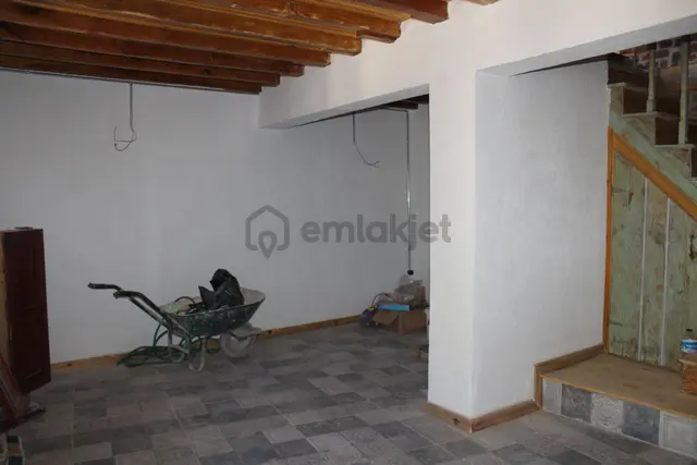 Ayvalık Merkez'de Restorasyonlu Avlulu 3 Katlı 4+1 Taş Rum Evi 3