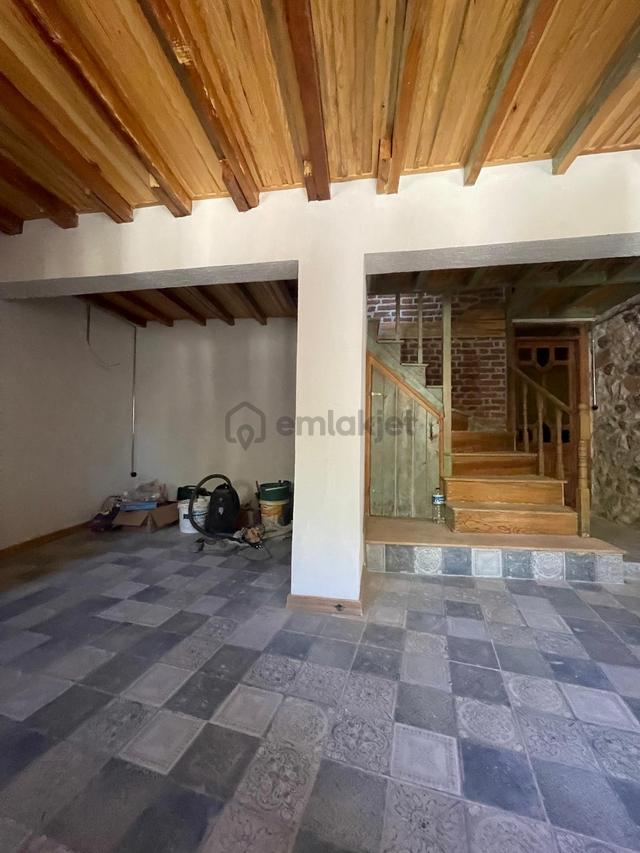 Ayvalık Merkez'de Restorasyonlu Avlulu 3 Katlı 4+1 Taş Rum Evi 2