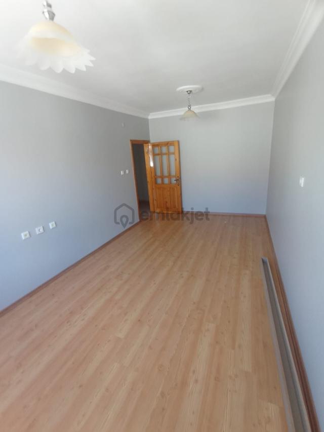 Sivas Yıldız Gayrımenkul'den Bankalar Caddesi Kiralık 2+1 Ofis (asansörlü) 2