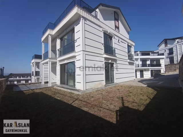 Başiskele Merkeze Yakın Deniz Manzaralı Satılık Trıpleks Villa 1