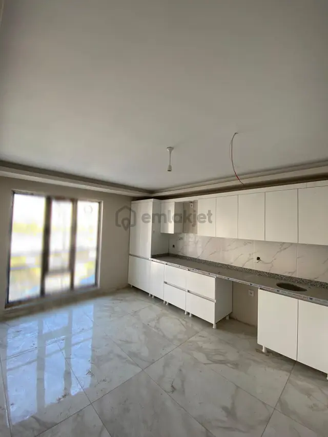 Vali Mithat Bey Mahallesinde 4+1 Site İçi Satılık Geniş Daire 3