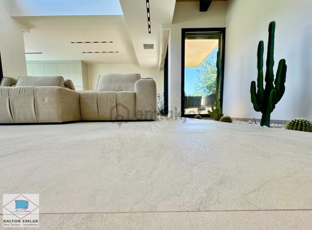Çeşme'de Satılık Özel Tasarım Müstakil Havuzlu Ultra Lüx Villa 1
