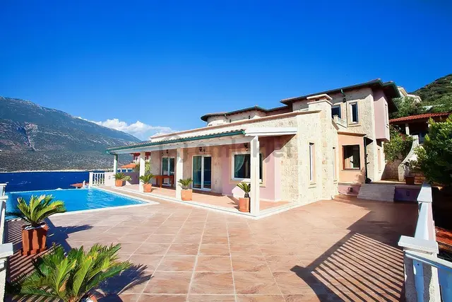 Antalya Kaş’ta 4+1 Villa Ve 1 Adet 2+1, 2 Adet 1+1 Daire 4
