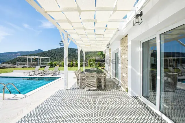 Kaş Kalkan’da Denize Sıfır Full Eşyalı Lüks Villa 2