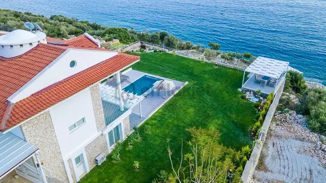 Kaş Kalkan’da Denize Sıfır Full Eşyalı Lüks Villa 5