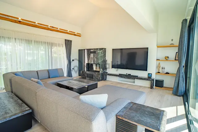 İzmir Urla'da Site İçinde Deniz Manzaralı Havuzlu Müstakil Villa 3