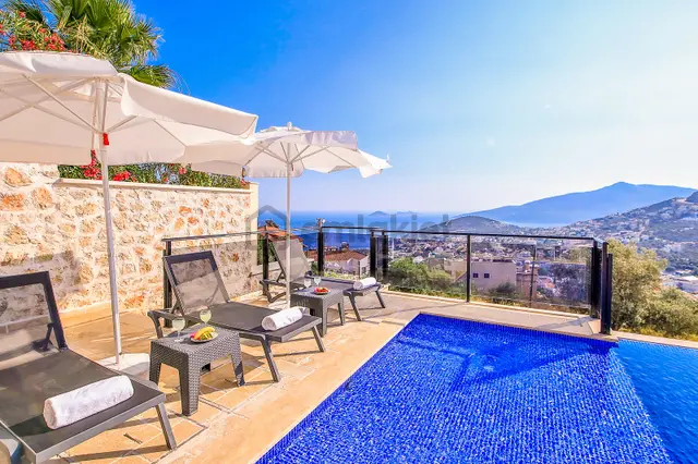 Kaş Kalkan'da Satılık Açık Ve Kapalı Havuzlu 5+1 Villa 1